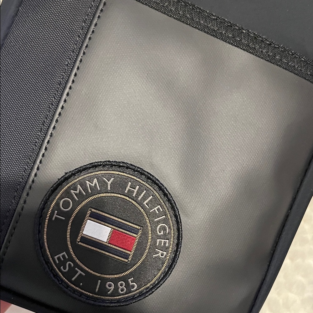 Tommy Hilfiger Lightweight Classic Black Messenger Bag - Picture 4 of 6